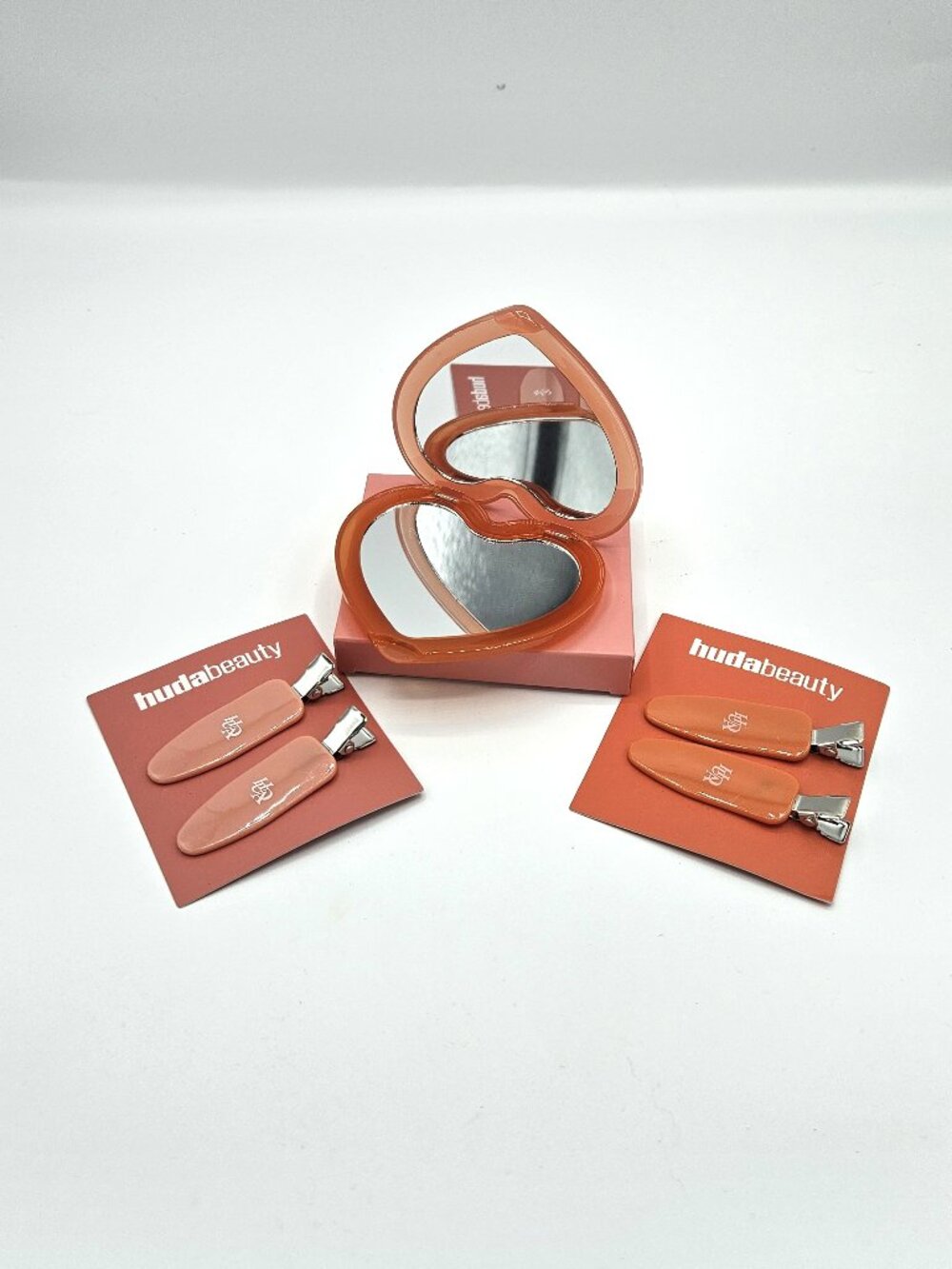 Huda Beauty Peach Compact Mirror and Hair Clips - Picture 2 of 3